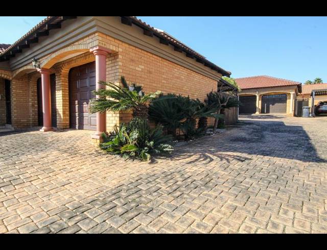 3 BEDROOM TOWNHOUSE FOR SALE IN THATCHFIELD